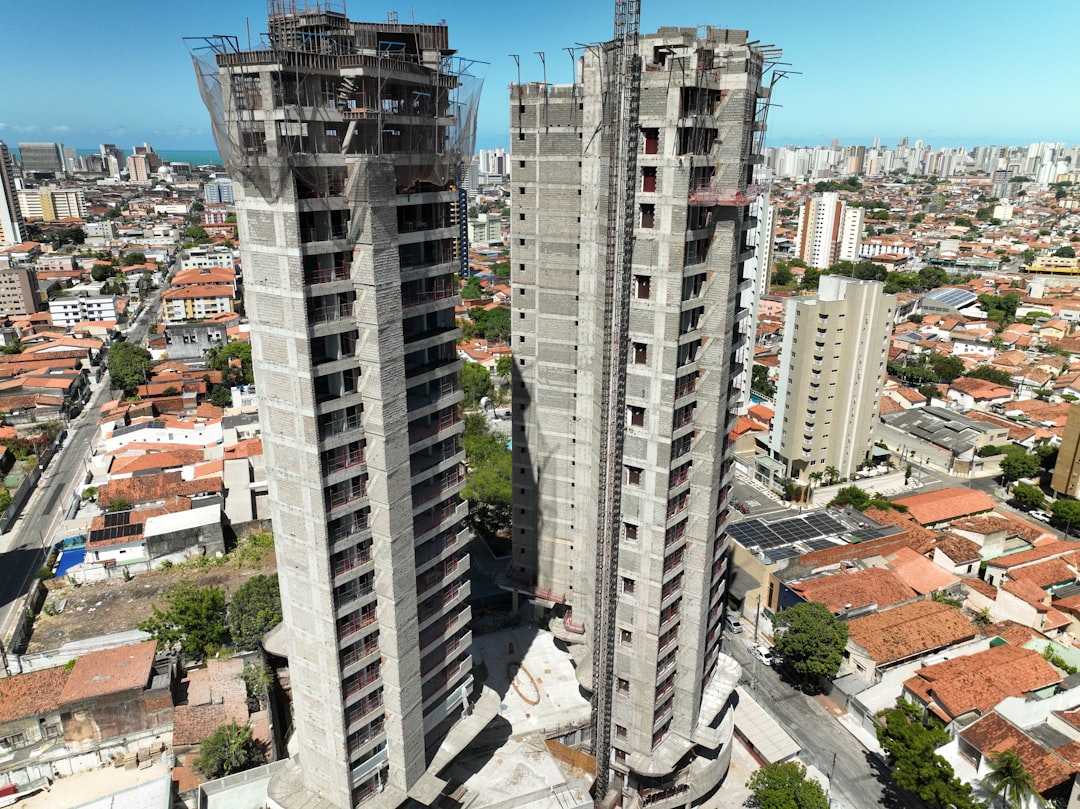 an aerial view of two tall buildings in a city — Foto por WillFly SA na Unsplash