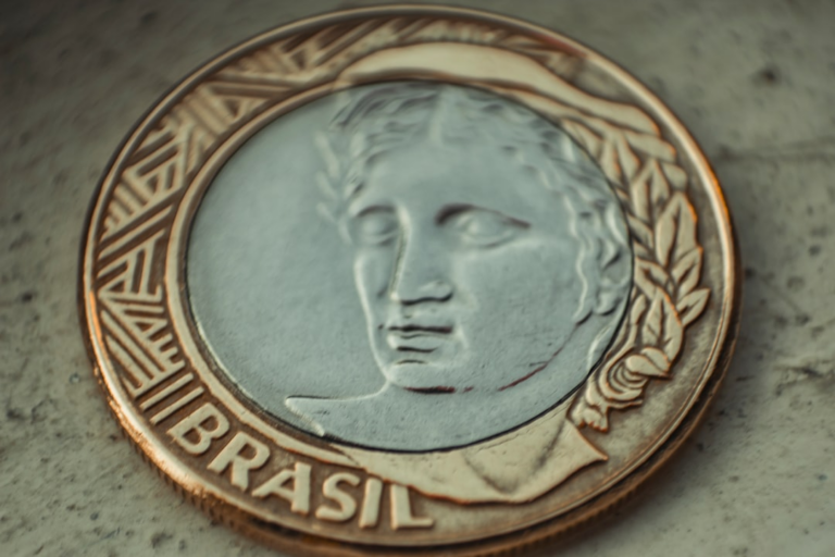 gold and silver Brasil coin — Foto por ORLANDO SANT'ANNA na Unsplash