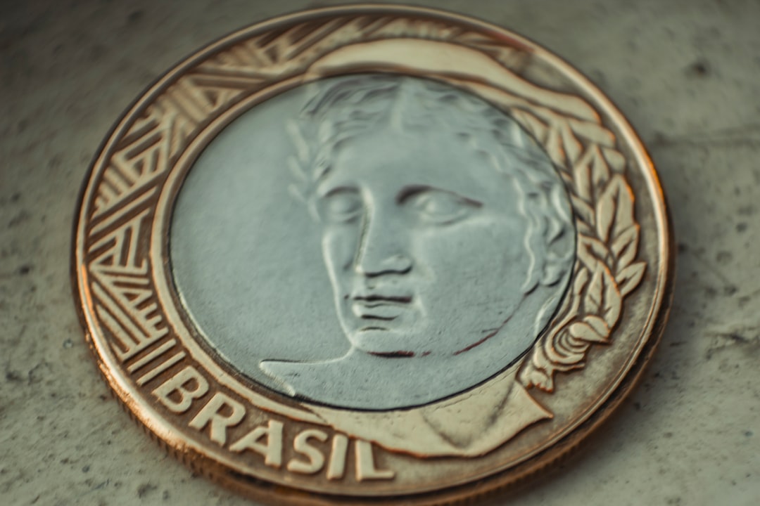 gold and silver Brasil coin — Foto por ORLANDO SANT'ANNA na Unsplash