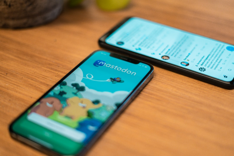a couple of cell phones — Foto por Battenhall na Unsplash