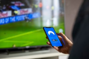 person holding iphone with blue case — Foto por Petter Lagson na Unsplash