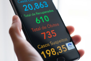 black samsung android smartphone displaying time at 10 00 — Foto por KOBU Agency na Unsplash