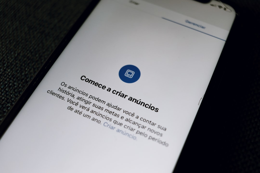 white ipad on black textile — Foto por Nathana Rebouças na Unsplash