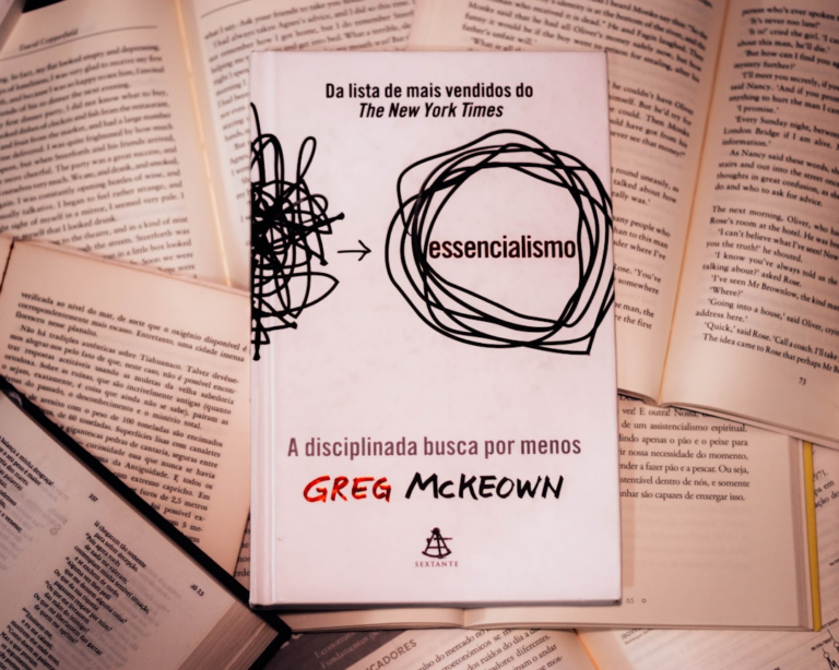 a pile of books sitting on top of each other — Foto por Rafael Oliveira na Unsplash