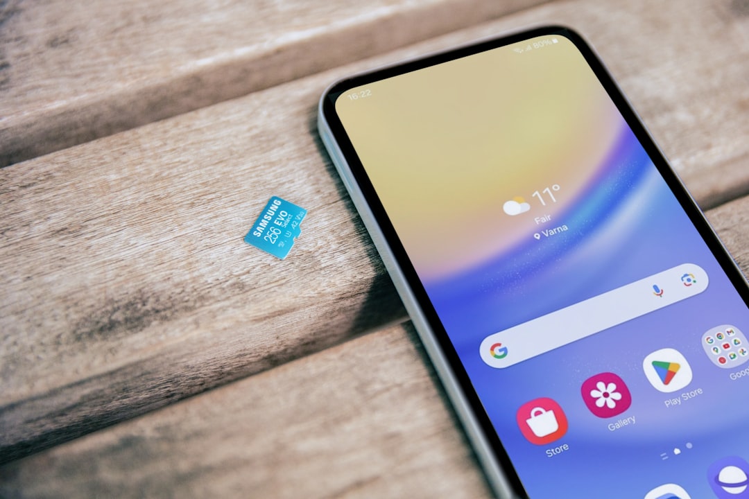 A cell phone sitting on top of a wooden table — Foto por Samsung Memory na Unsplash