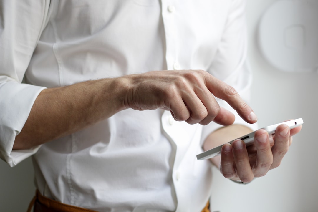 person holding white Android smartphone in white shirt — Foto por NordWood Themes na Unsplash