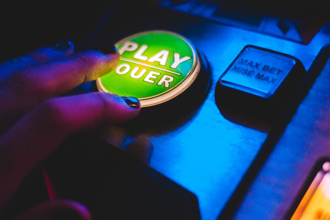 person touching play button — Foto por Erik Mclean na Unsplash