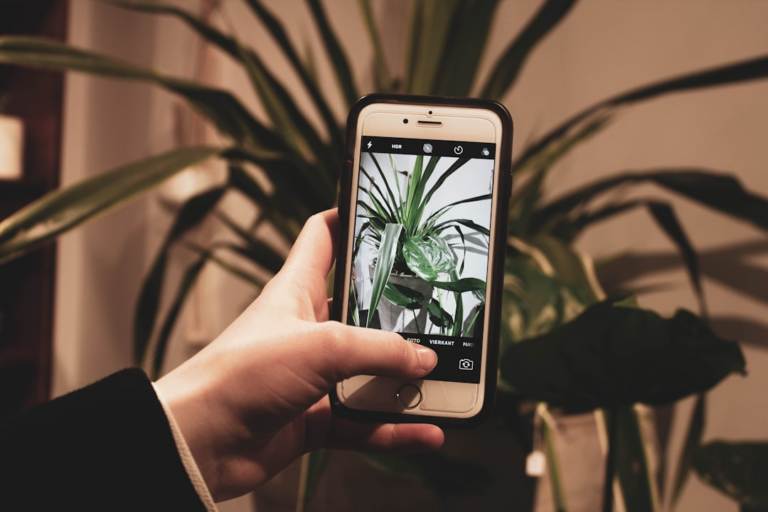 person holding silver iPhone 6 — Foto por Niels Kehl na Unsplash