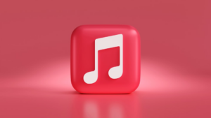 a red square with a musical note on it — Foto por Mariia Shalabaieva na Unsplash