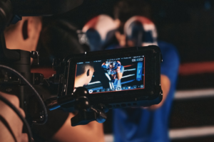 black smartphone displaying man in black suit — Foto por Nemesia Production na Unsplash