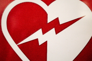 a heart with a lightning bolt on it — Foto por Danielle-Claude Bélanger na Unsplash