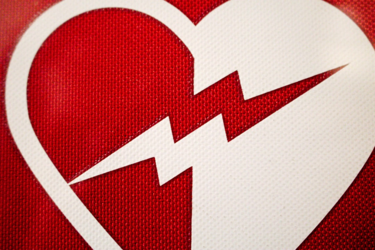 a heart with a lightning bolt on it — Foto por Danielle-Claude Bélanger na Unsplash
