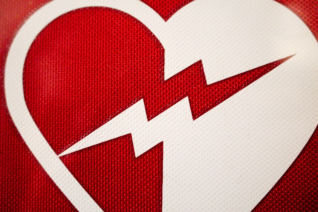 a heart with a lightning bolt on it — Foto por Danielle-Claude Bélanger na Unsplash