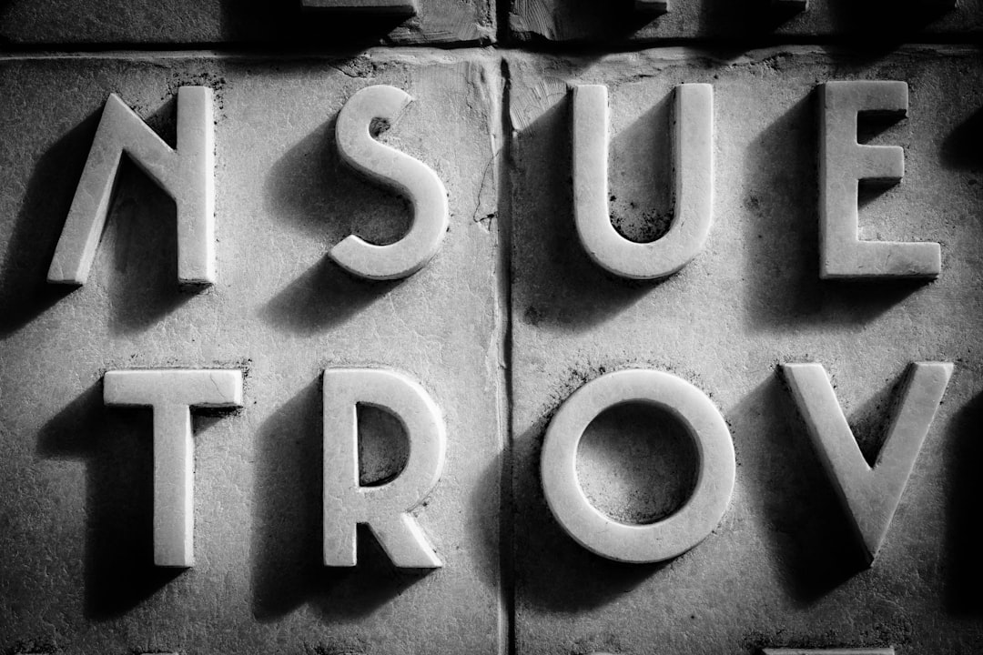 close-up photo of TROV text — Foto por Francesco Ungaro na Unsplash
