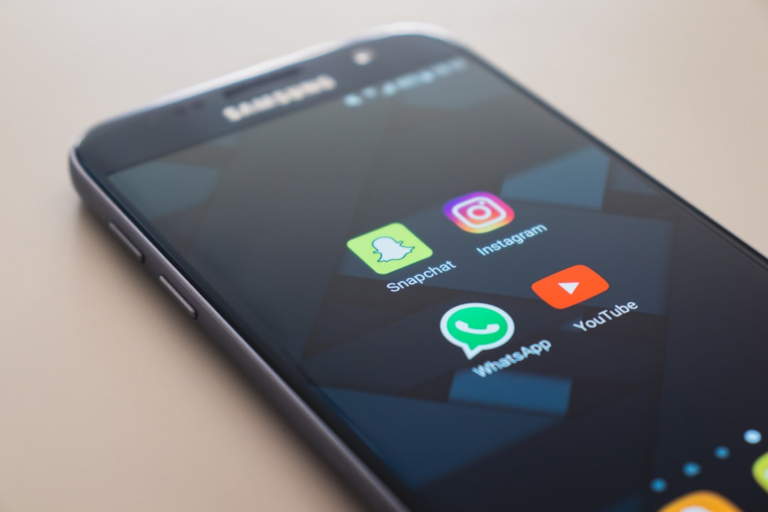 close up photo of black Samsung Galaxy smartphone — Foto por Christian Wiediger na Unsplash
