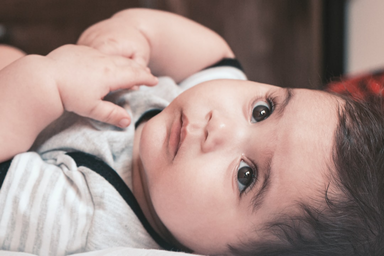 baby in white and pink shirt — Foto por hessam nabavi na Unsplash