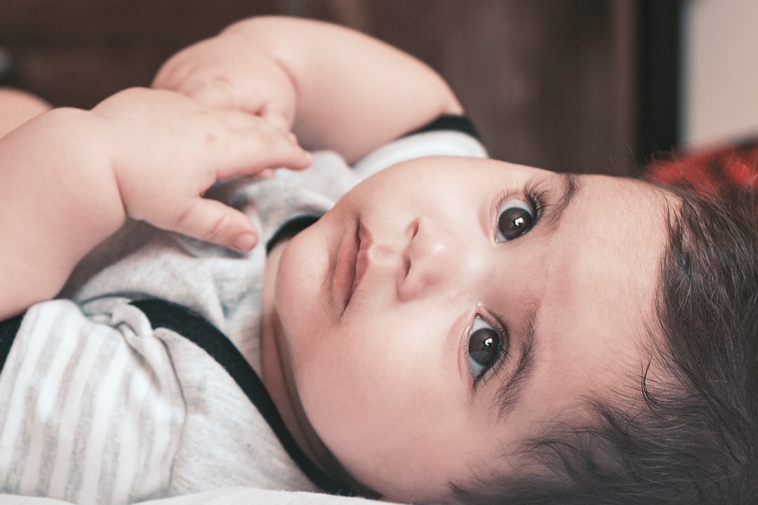 baby in white and pink shirt — Foto por hessam nabavi na Unsplash