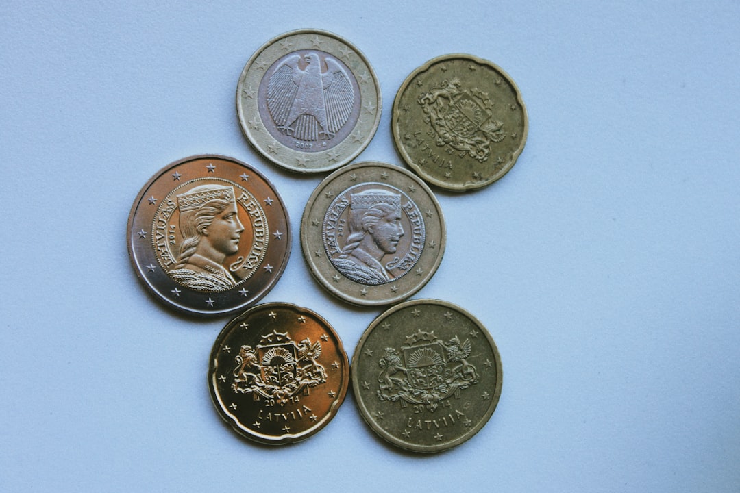 2 silver and gold coins — Foto por CARTIST na Unsplash