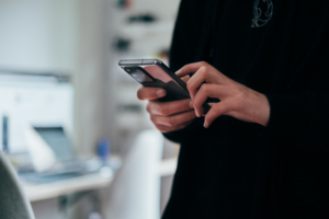 person holding black android smartphone — Foto por Jonas Leupe na Unsplash