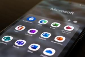 a close up of a cell phone with icons on it — Foto por Ed Hardie na Unsplash