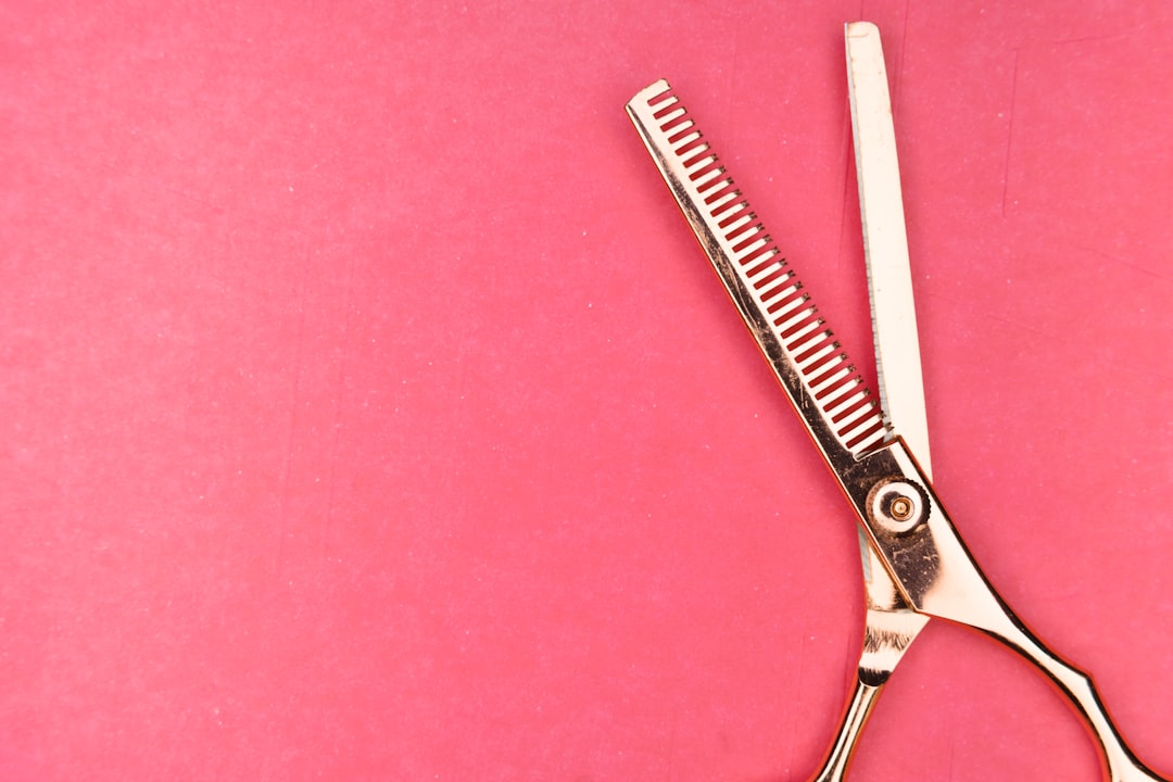 silver scissors on red textile — Foto por Markus Winkler na Unsplash