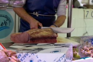 a person cutting meat — Foto por Mariana Jordan Gärtner na Unsplash