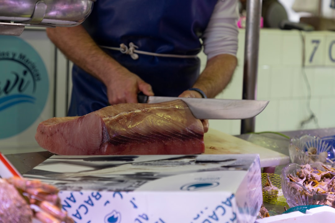 a person cutting meat — Foto por Mariana Jordan Gärtner na Unsplash