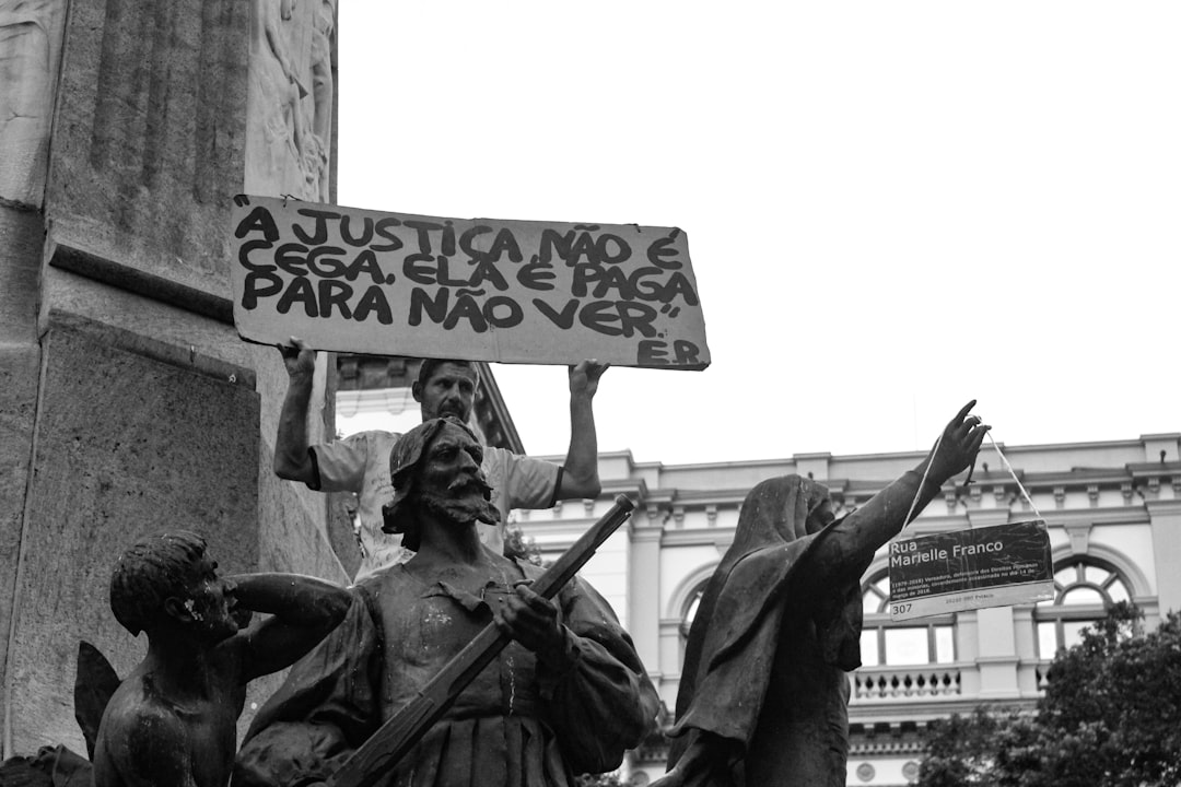 grayscale photo of statues — Foto por Nayani Teixeira na Unsplash