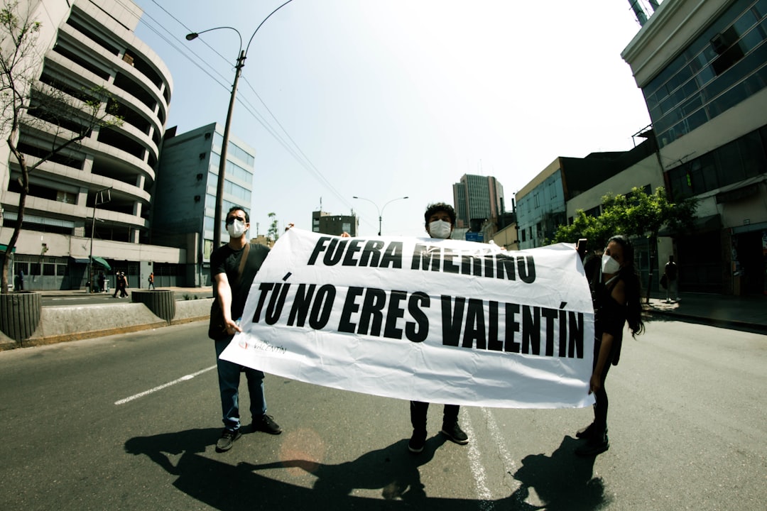 2 women holding white and black banner — Foto por wilson montoya na Unsplash