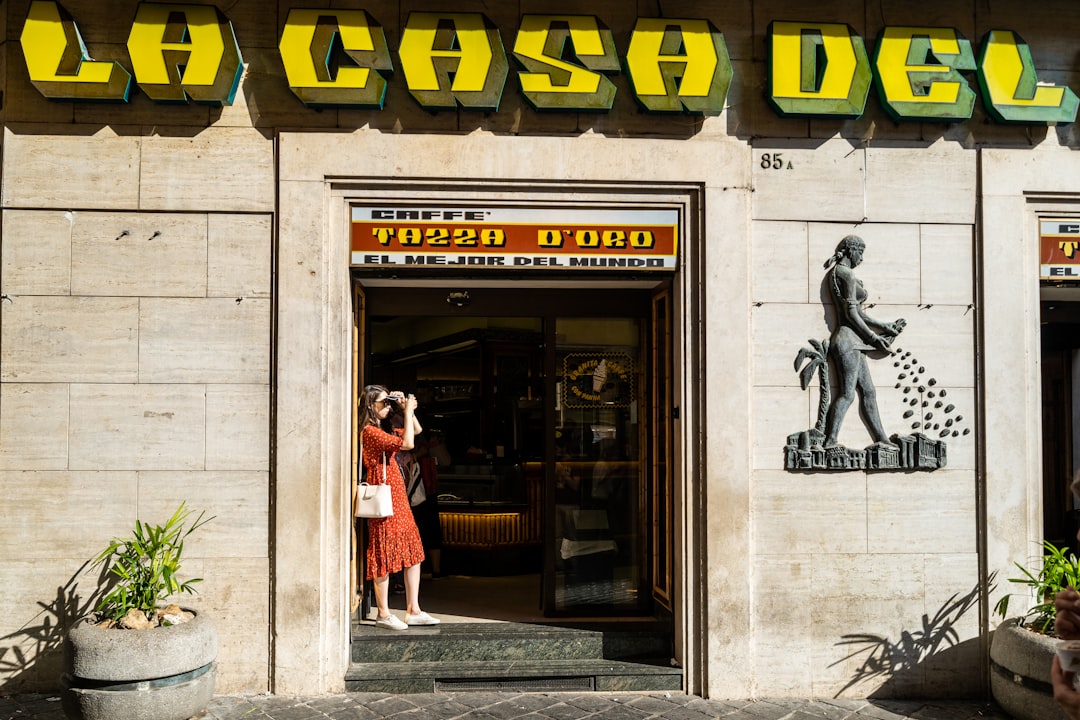 La Casa Del signage — Foto por Winston Chen na Unsplash