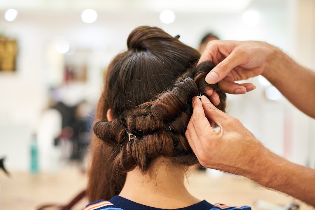 woman in blue shirt holding her hair — Foto por engin akyurt na Unsplash