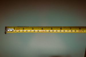 a person holding a tape measure in their hand — Foto por josh A. D. na Unsplash
