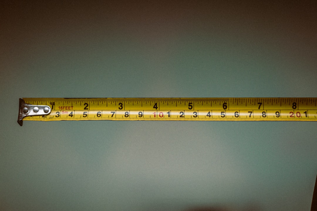 a person holding a tape measure in their hand — Foto por josh A. D. na Unsplash