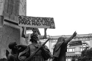 grayscale photo of statues — Foto por Nayani Teixeira na Unsplash