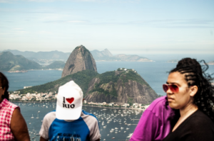 people near mountain — Foto por Ferran Feixas na Unsplash