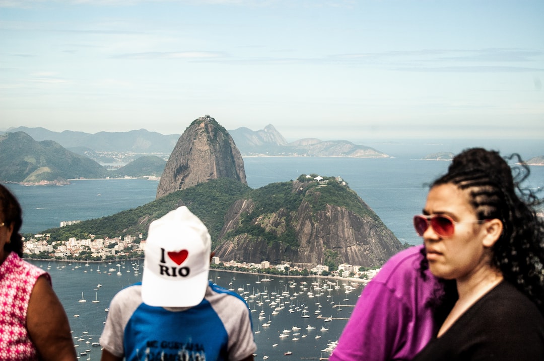 people near mountain — Foto por Ferran Feixas na Unsplash