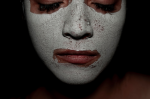 Person wearing a white face mask with closed eyes. — Foto por Photostock Editor na Unsplash