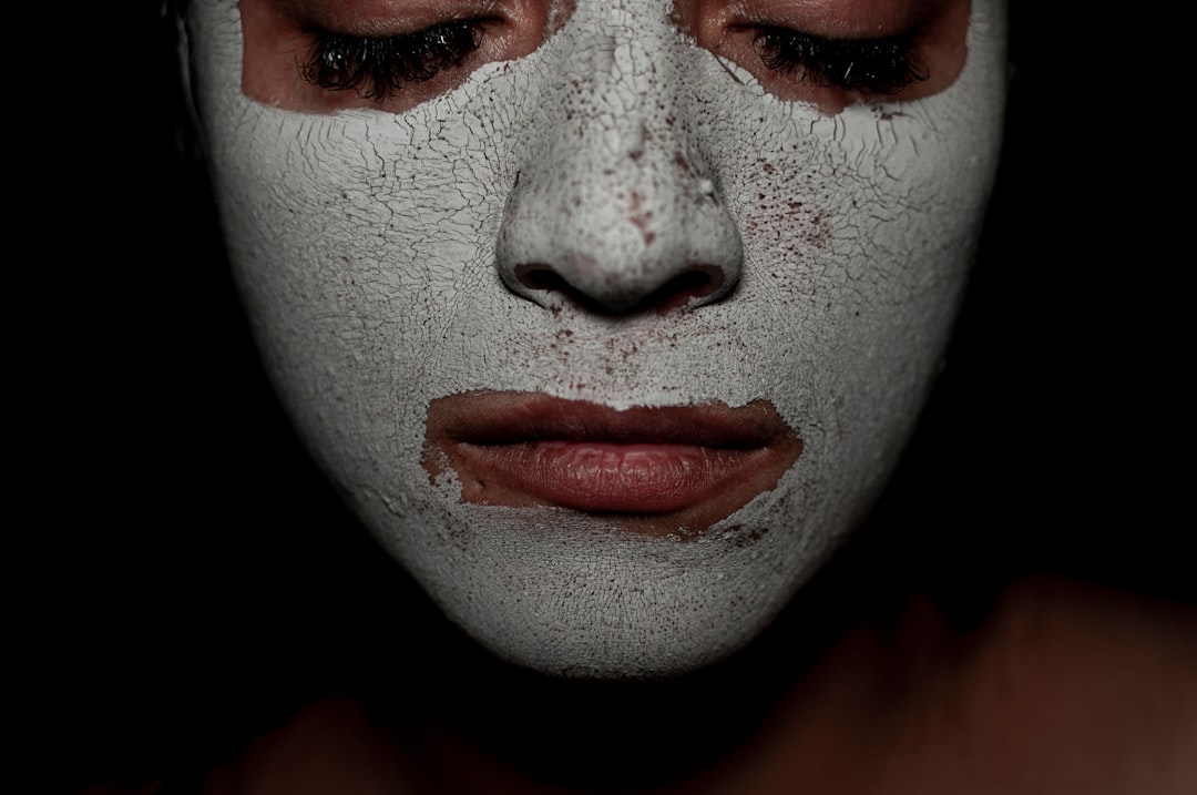 Person wearing a white face mask with closed eyes. — Foto por Photostock Editor na Unsplash