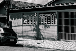 A car parked in front of a house entrance. — Foto por Juan Pablo na Unsplash