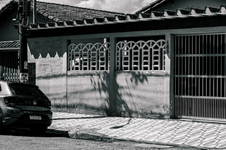 A car parked in front of a house entrance. — Foto por Juan Pablo na Unsplash