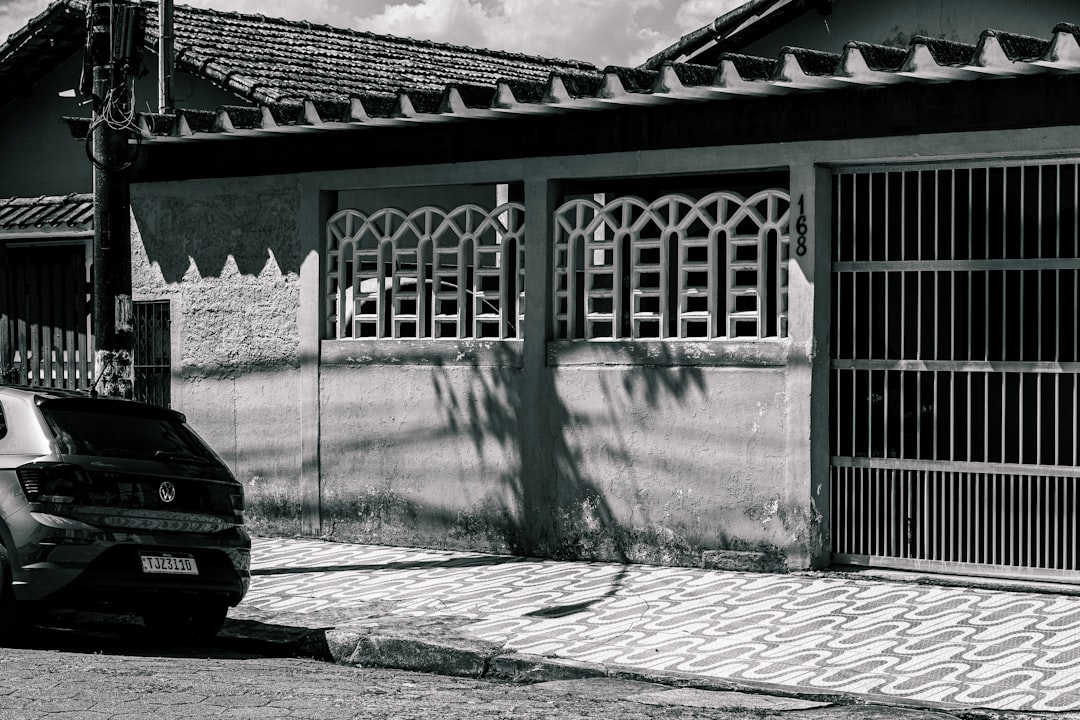 A car parked in front of a house entrance. — Foto por Juan Pablo na Unsplash