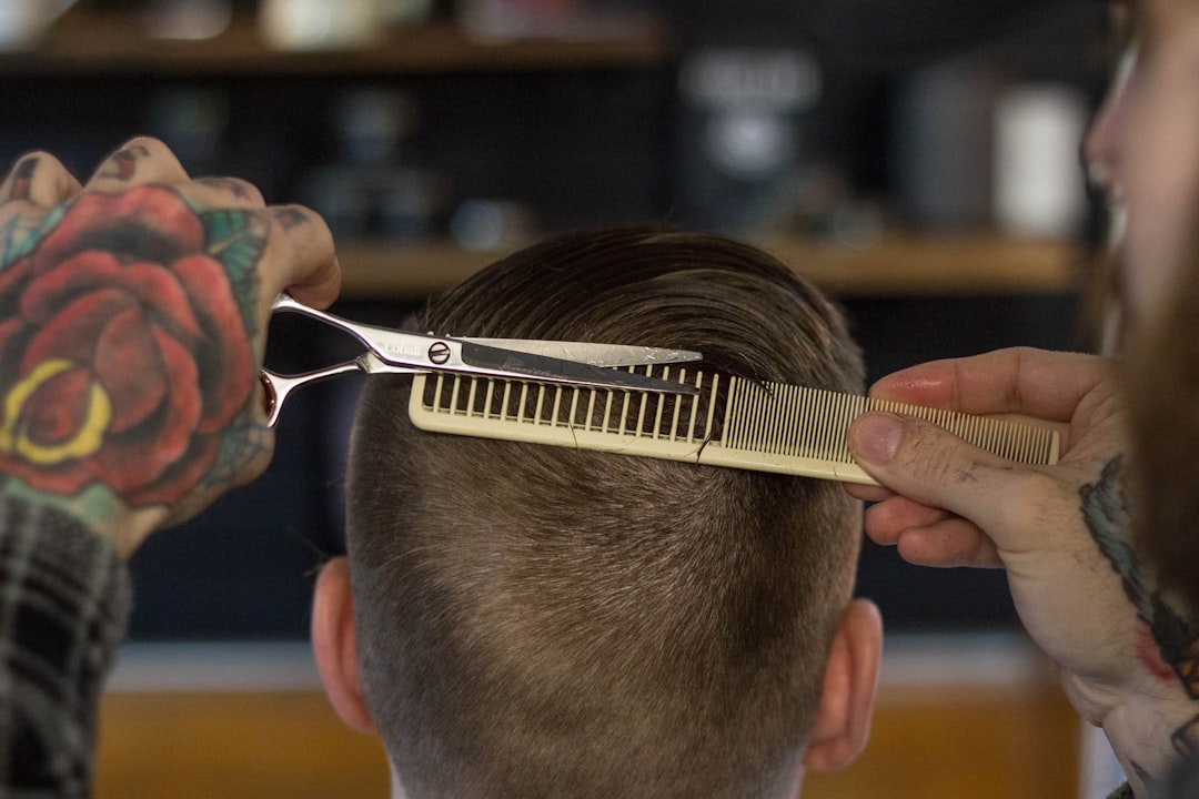 person holding white and gold hair comb — Foto por Jonathan Cooper na Unsplash