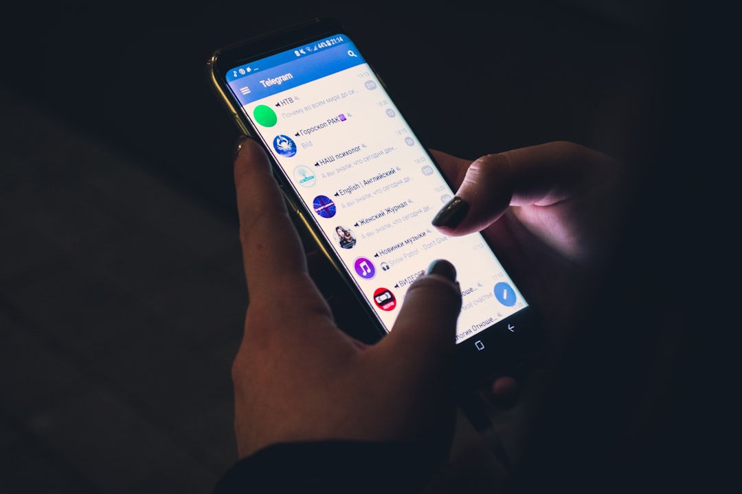 person using smartphone — Foto por Christian Wiediger na Unsplash