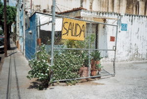 A fence with a sign that says sada on it — Foto por Evelyn Verdín na Unsplash