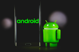 green frog iphone case beside black samsung android smartphone — Foto por Denny Müller na Unsplash