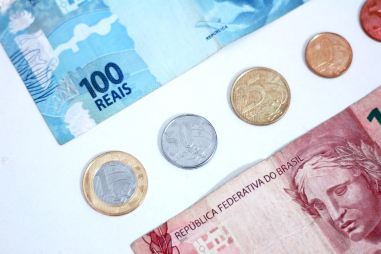 A bunch of money sitting on top of a table — Foto por Daniel Dan na Unsplash