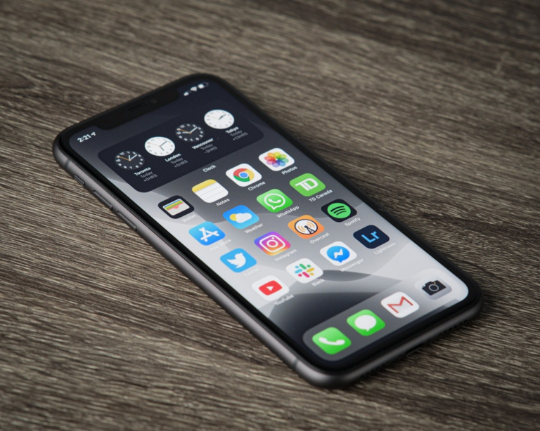 black iphone 5 on brown wooden table — Foto por Thom Bradley na Unsplash