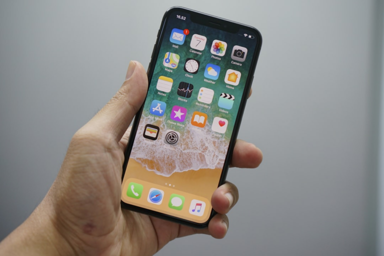 person holding space gray iPhone 7 — Foto por Bagus Hernawan na Unsplash