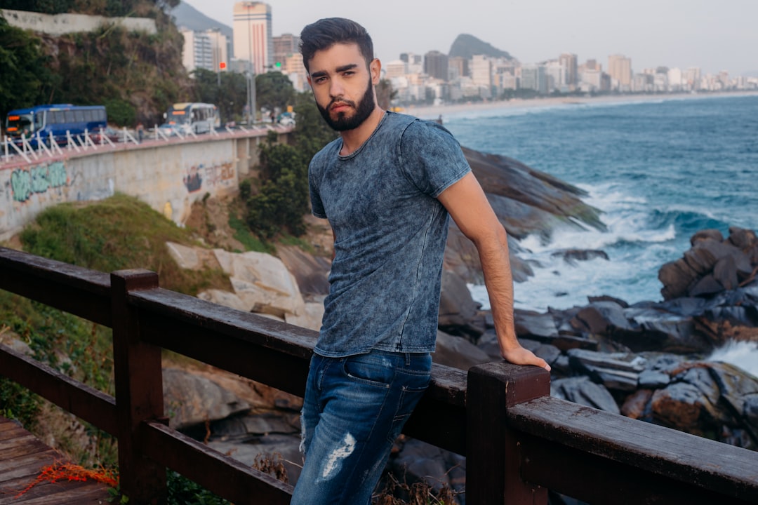men's blue crew-neck t-shirt — Foto por henri meilhac na Unsplash