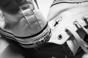 a black and white photo of someone's converse shoes — Foto por Mark Bishop na Unsplash